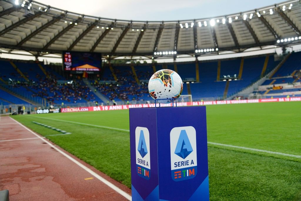 Serie A: il primo esonero scatena la polemica sui social |  Sport e Vai