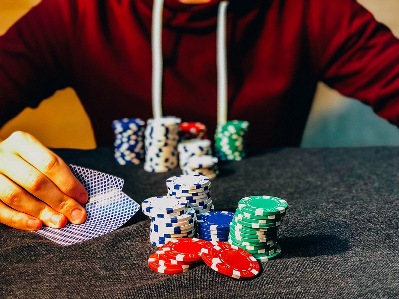 Il mondo del poker si ferma per il Covid, ma cresce il poker online |  Sport e Vai