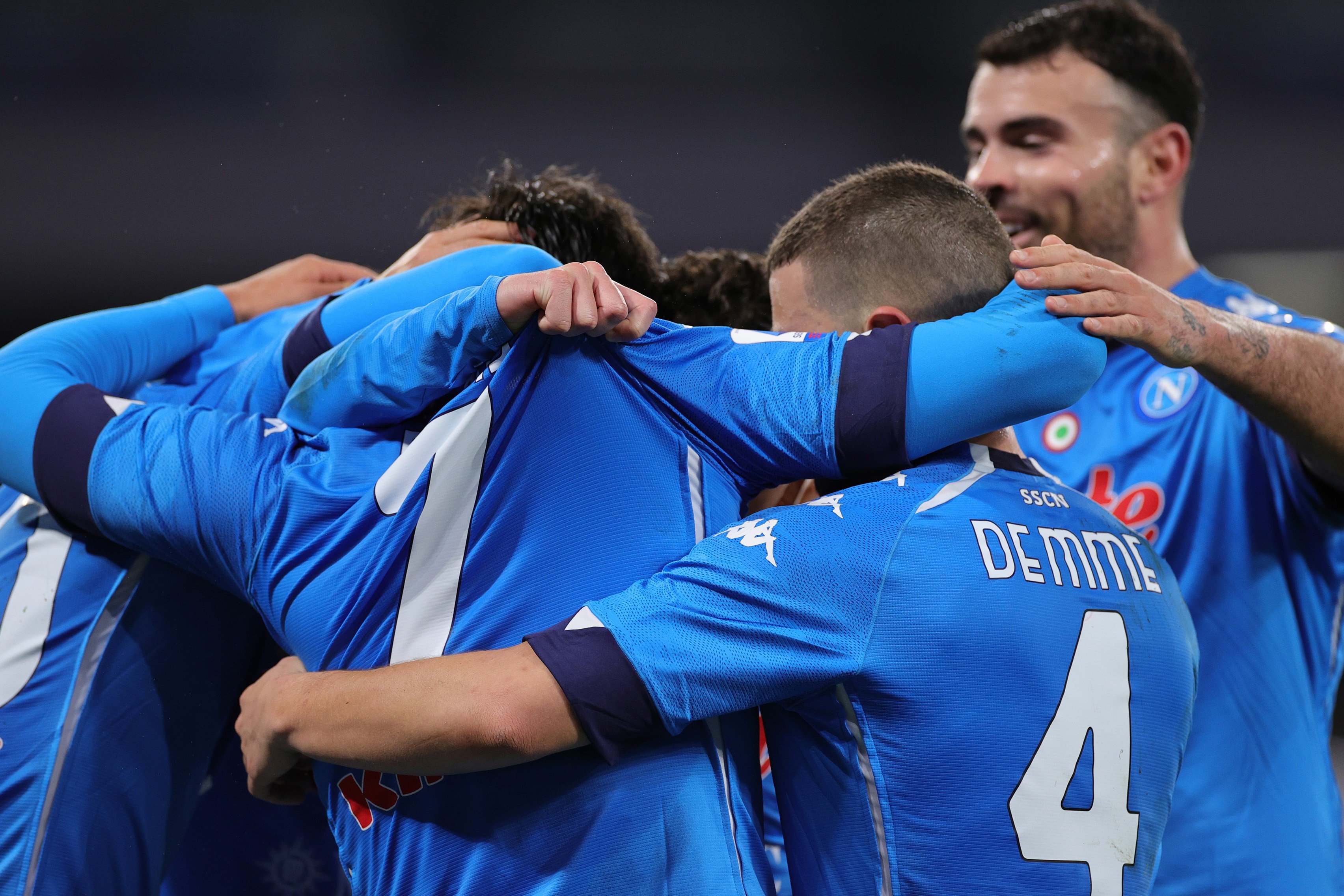 Il Napoli batte il Genoa, ora i tifosi sono tutti dalla sua parte |  Sport e Vai