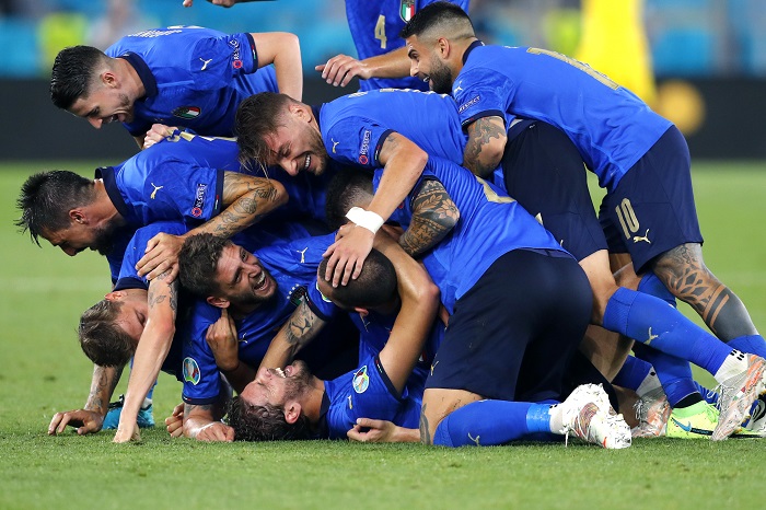 Italia ai quarti, delirio al supplementare: Così è ancora più bello |  Sport e Vai