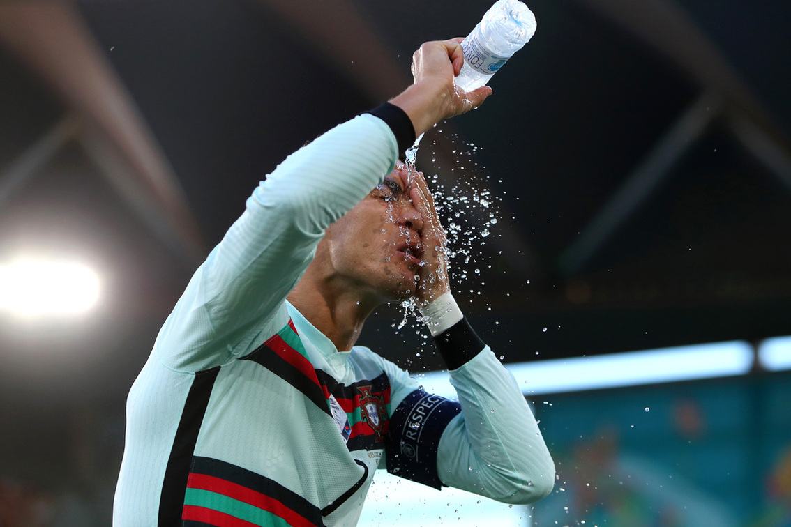 Ronaldo nel pallone: ecco a chi si è offerto e le docce fredde subite |  Sport e Vai