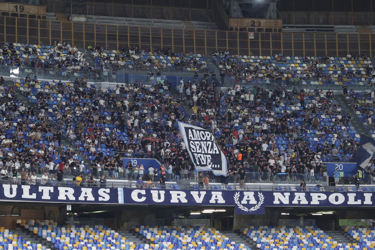 Napoli si inchina incredula al campione nascosto |  Sport e Vai