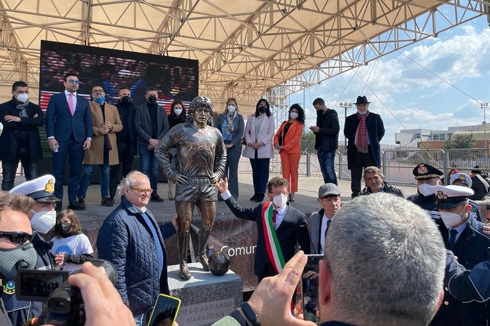 La partita nel fango di Maradona ad Acerra diventa una statua |  Sport e Vai