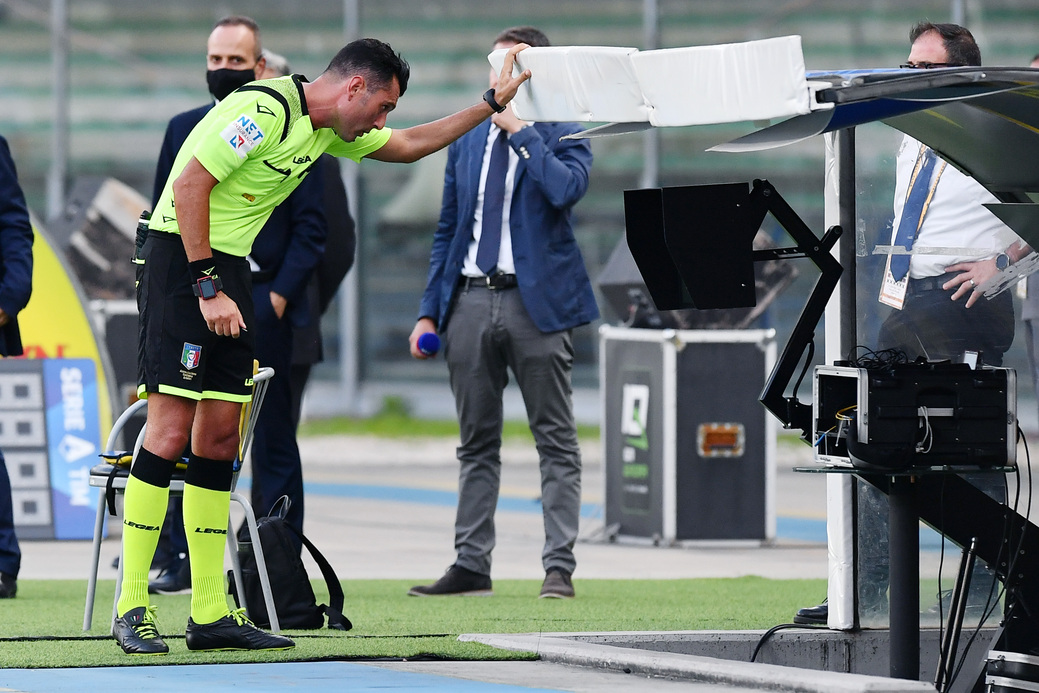 Roma-Salernitana, l'arbitro Volpi nel mirino: quanti errori |  Sport e Vai