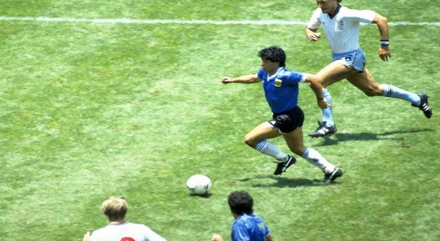 Maradona, un suo cimelio storico messo all'asta dall'arbitro |  Sport e Vai