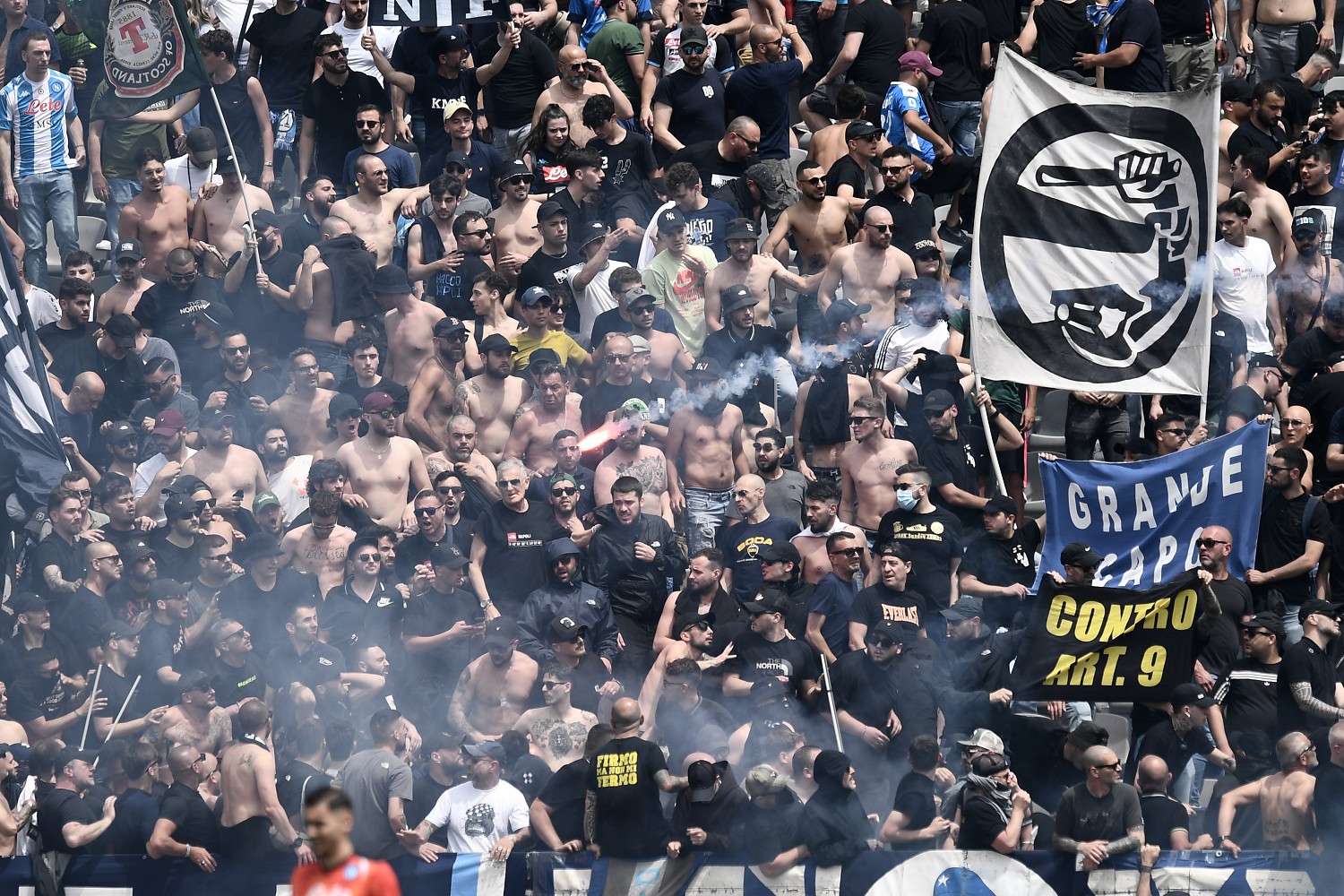 Napoli-Ajax, tifosi arrestati: il bilancio della guerriglia   |  Sport e Vai