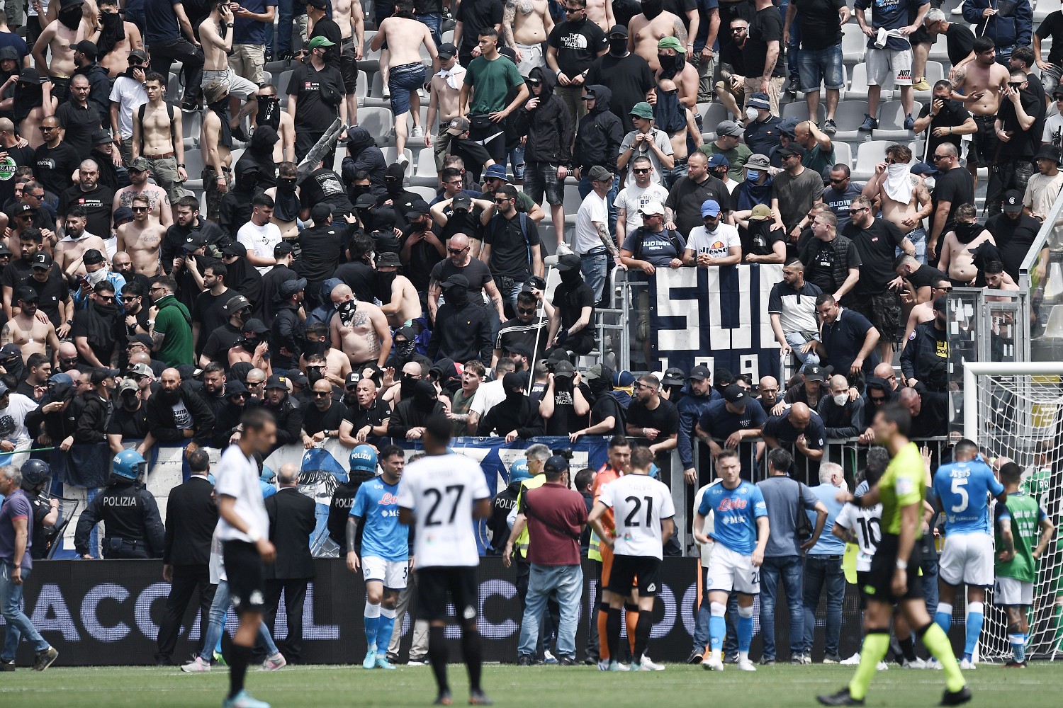 Incidenti Spezia-Napoli, arriva la stangata per il club azzurro |  Sport e Vai