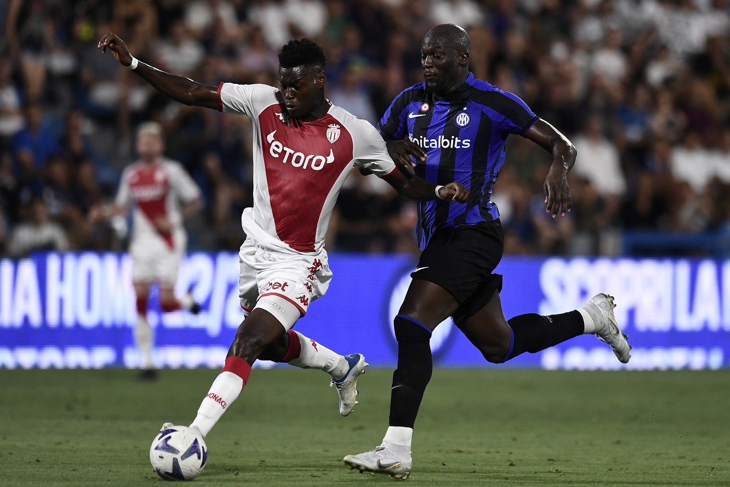 Tifoso costretto a togliersi maglia Juve mentre vede Inter-Monaco |  Sport e Vai