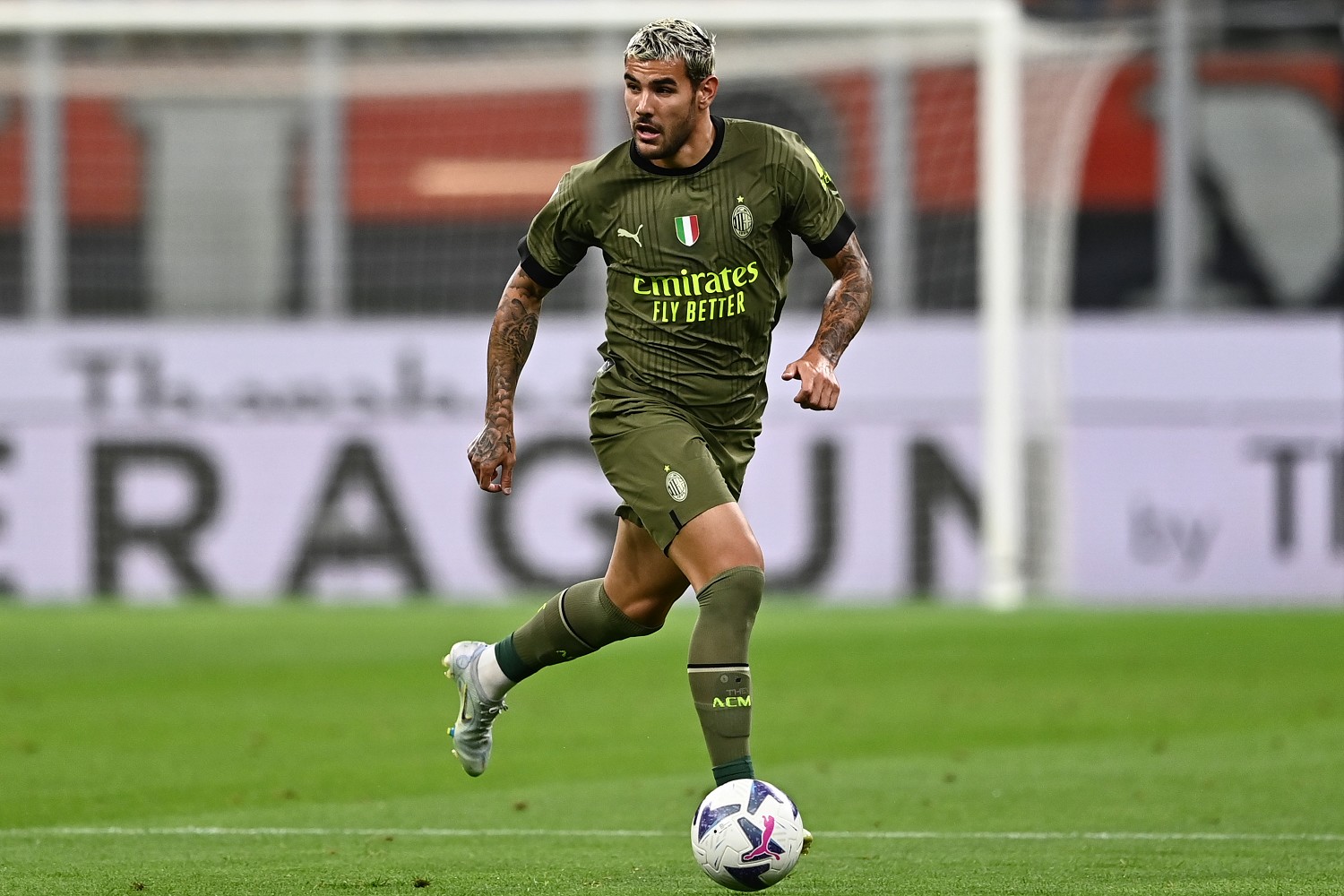 Milan, Theo entra nella storia ed esalta i tifosi |  Sport e Vai