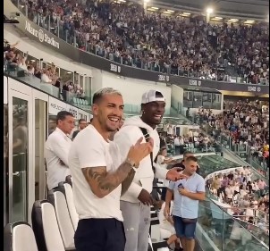 Juventus, lo Stadium e Pogba abbracciano Paredes  |  Sport e Vai