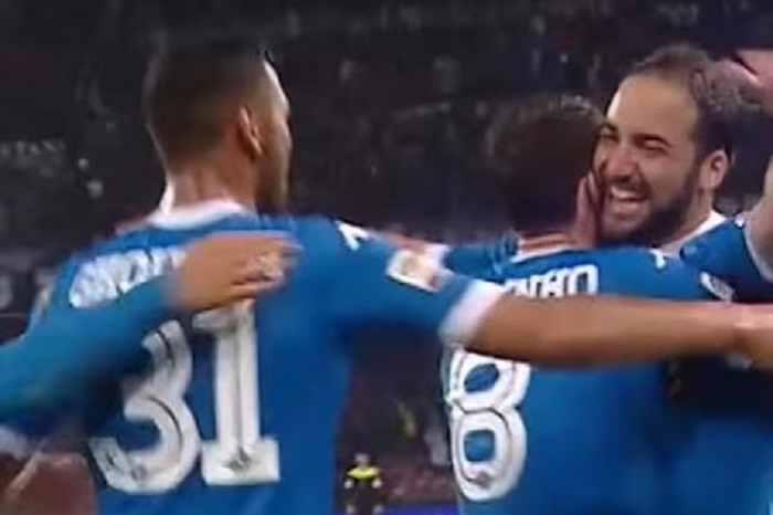 Il Napoli ringrazia Higuain nel giorno dell'addio, si scatena il putiferio |  Sport e Vai