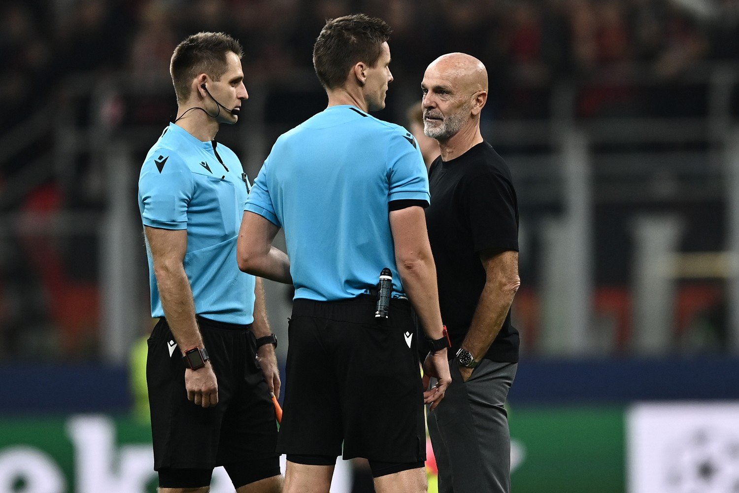 Milan, retroscena sull'arbitro: cosa ha detto ai giocatori nell'intervallo |  Sport e Vai