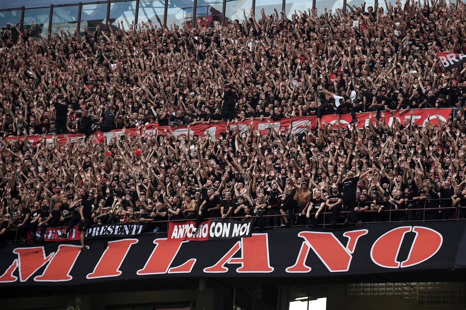 Tifosi Milan senza più pazienza: Non dà segni di vita |  Sport e Vai