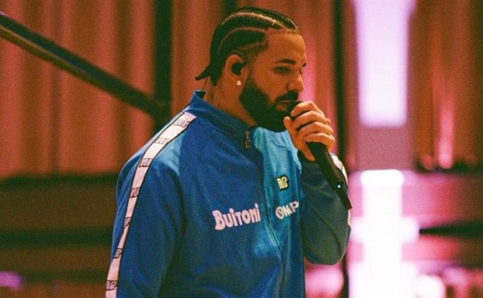 Drake, foto con la tuta del Napoli: tifosi orgogliosi e...preoccupati |  Sport e Vai