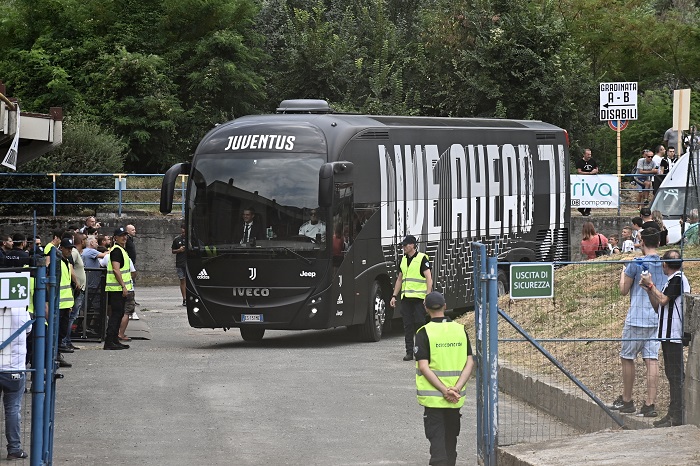 Clamoroso, scontro Juve-polizia a Udine: calciatori allo stadio coi bus sostitutivi |  Sport e Vai