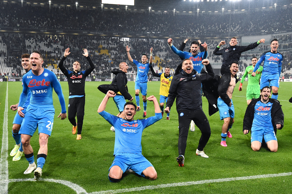 Napoli, corte spietata a un big: una squadra di Premier rilancia l'offerta |  Sport e Vai