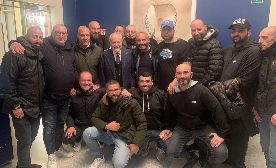 Il Napoli fa chiarezza su ultrà arrestato che era in foto con De Laurentiis |  Sport e Vai