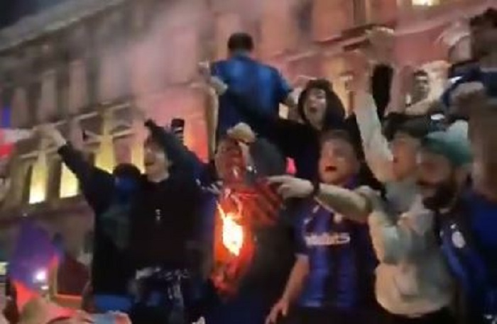 Orrore a Milano, tifosi Inter bruciano maglia Leao in piazza Duomo |  Sport e Vai