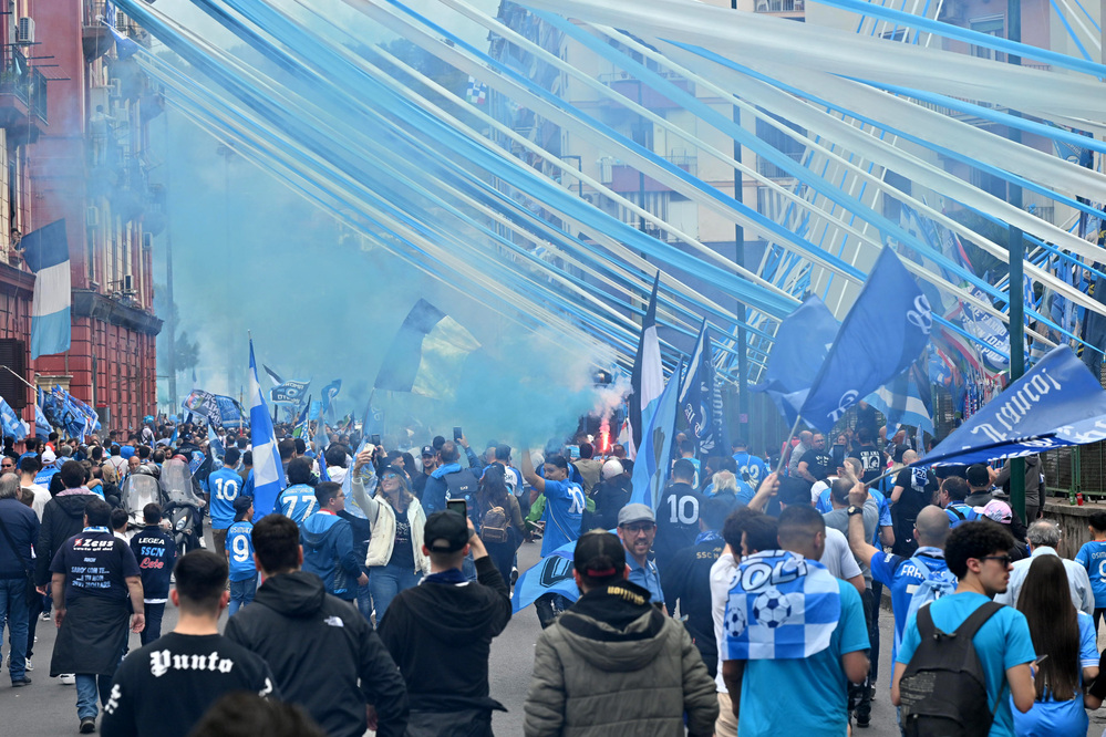 Il tweet del Napoli scatena la fantasia dei tifosi azzurri |  Sport e Vai