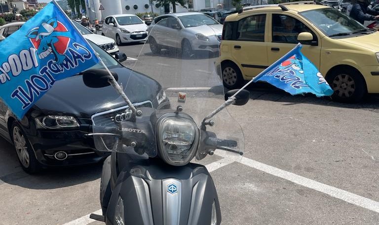 Napoli, bandierine azzurre sullo scooter: multato a Pozzuoli |  Sport e Vai
