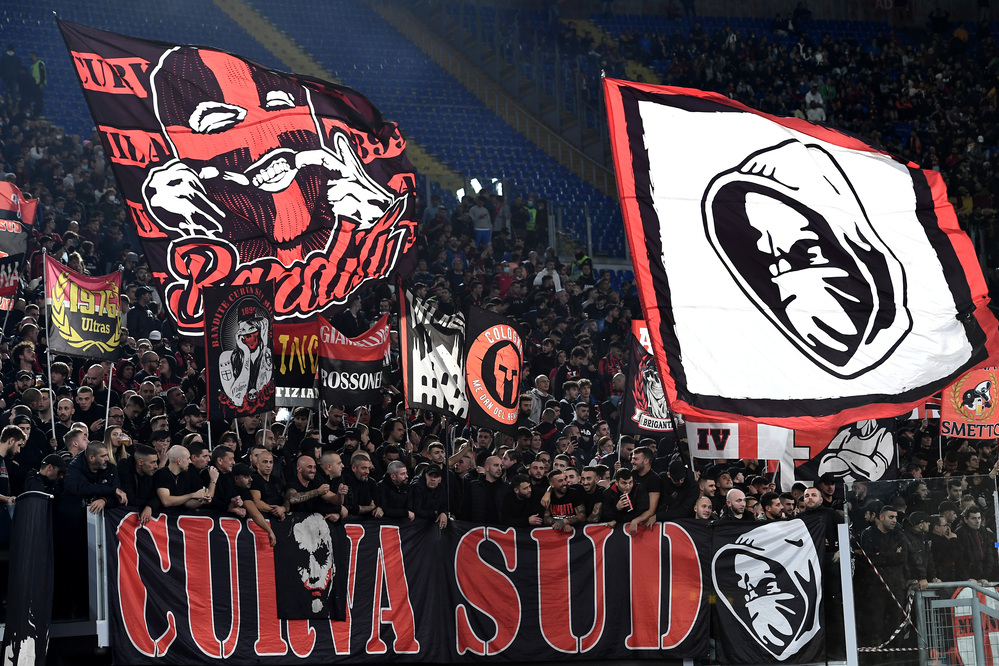 Milan profondo rosso, la rabbia dei tifosi trova due colpevoli |  Sport e Vai