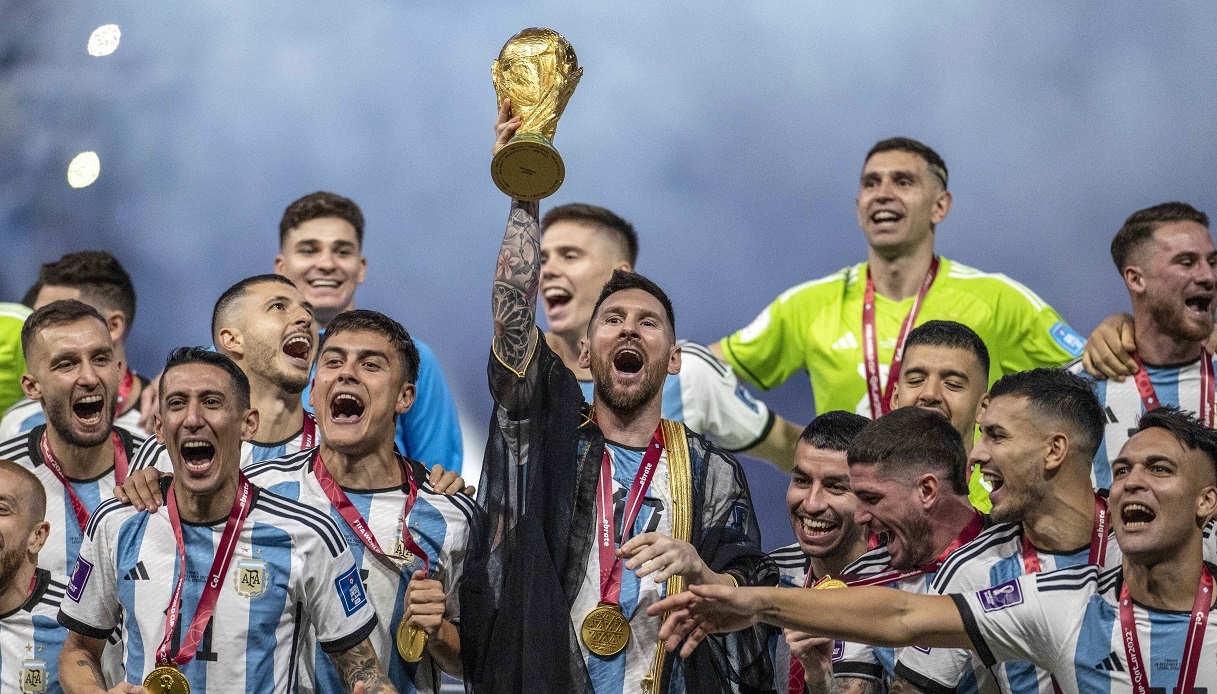 Messi vince il Pallone d'oro e non dimentica Maradona: le parole commosse |  Sport e Vai