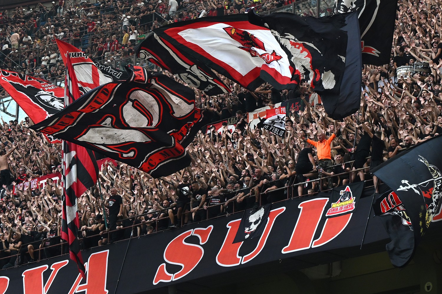Milan ko con l'Udinese: Pioli messo alla porta dai tifosi |  Sport e Vai