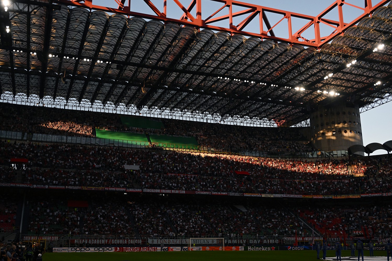 Vergogna a San Siro: l’assurdo comportamento dei tifosi del Verona |  Sport e Vai