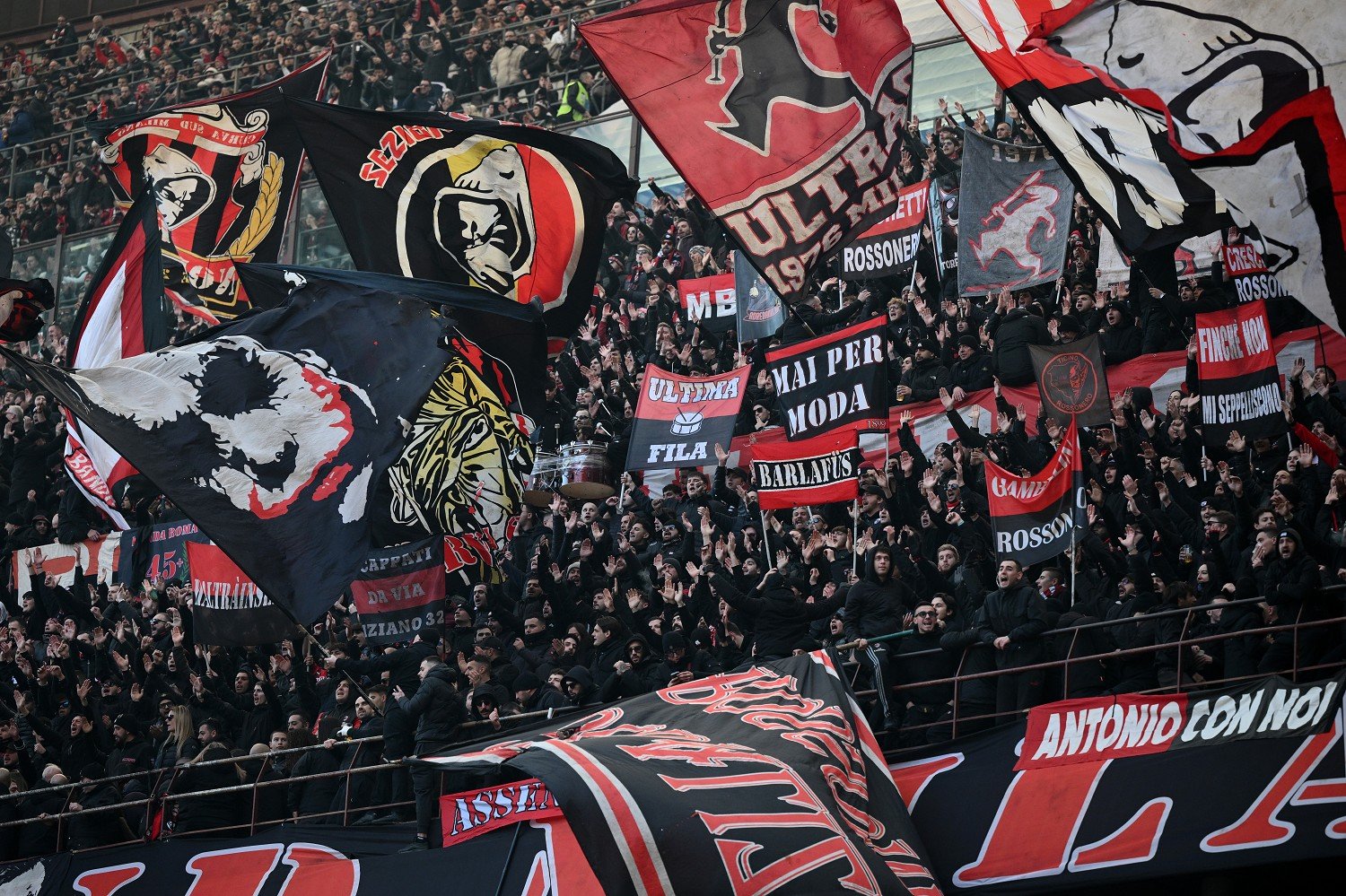 Milan, i tifosi se la prendono ancora con Pioli: Scelte incomprensibili |  Sport e Vai