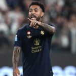 Douglas Luiz con la maglia della Juventus