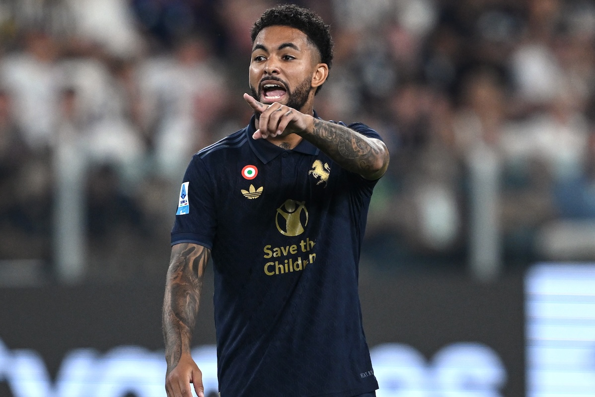 Douglas Luiz con la maglia della Juventus