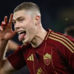 Dovbyk con la maglia della Roma