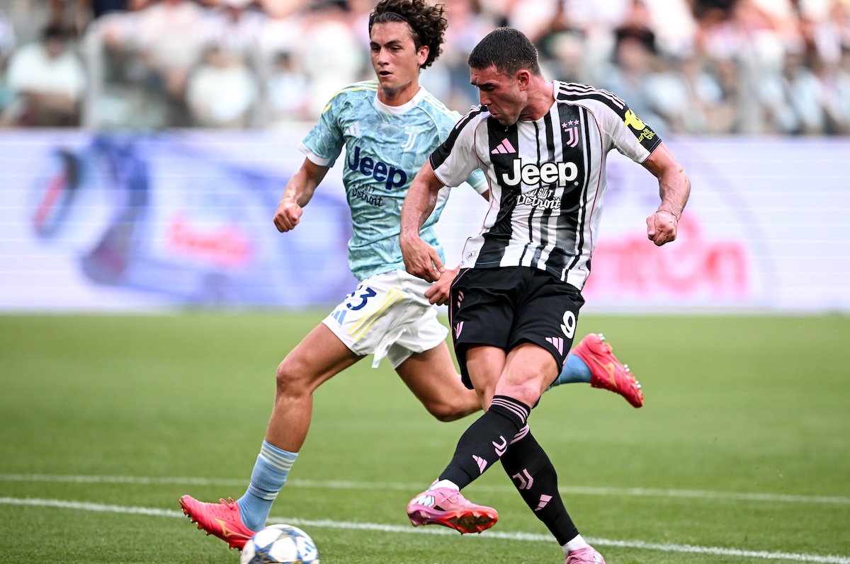 Vlahovic con la maglia della Juve