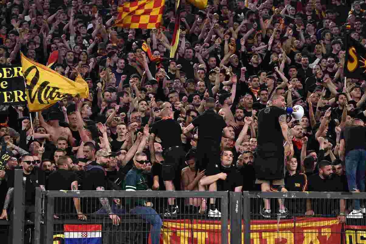 Uno scorcio della tifoseria del Lecce al completo