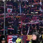 Tifosi del Genoa al Marassi: pronti al debutto dell'ex Inter Valentin Carboni