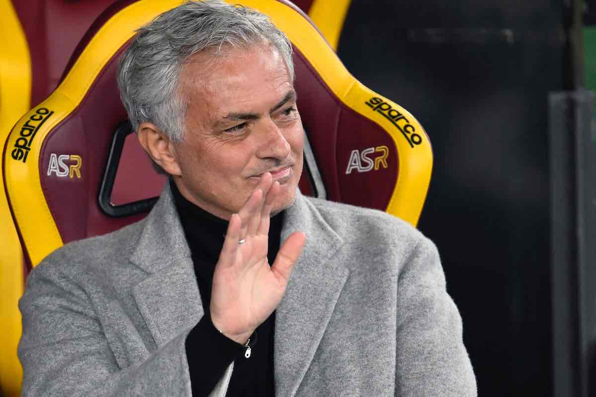 Josè Mourinho sulla panchina della Roma Josè Mourinho sulla panchina della Roma