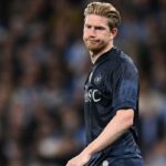 Kevin De Bruyne lascia il campo sconsolato durante Manchester City-Napoli-min
