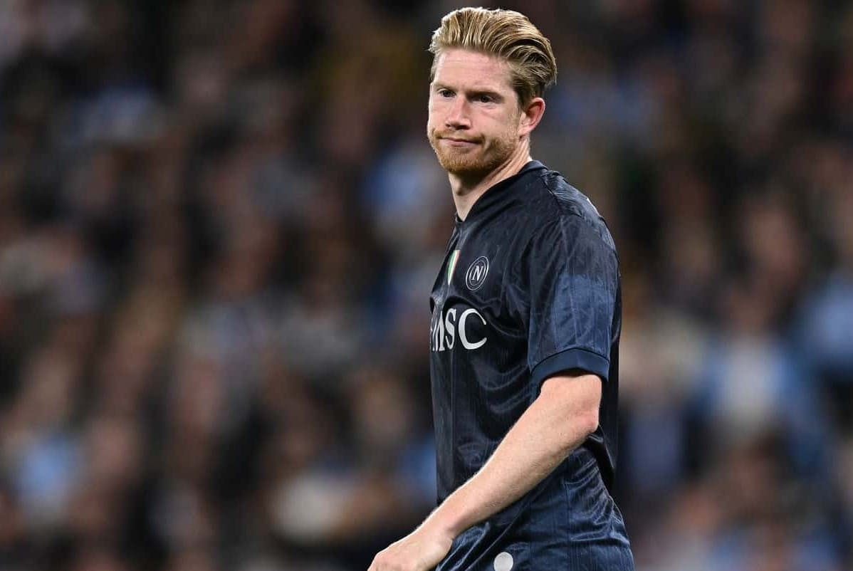 Kevin De Bruyne lascia il campo sconsolato durante Manchester City-Napoli-min