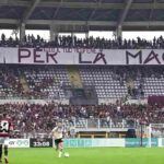 La protesta dei tifosi del Torino nella partita contro l'Atalanta