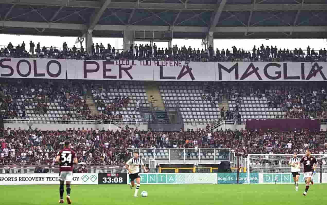 La protesta dei tifosi del Torino nella partita contro l'Atalanta