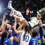 Monica De Gennaro in trionfo dopo la vittoria Mondiale dell'Italvolley