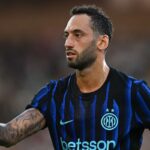 Hakan Calhanoglu con la maglia dell'Inter