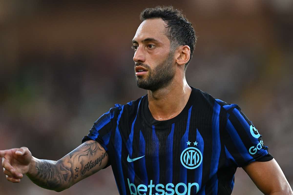 Hakan Calhanoglu con la maglia dell'Inter Hakan Calhanoglu con la maglia dell'Inter