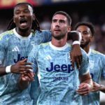 Dusan Vlahovic esulta con Thuram e Kelly dopo la rete al Genoa