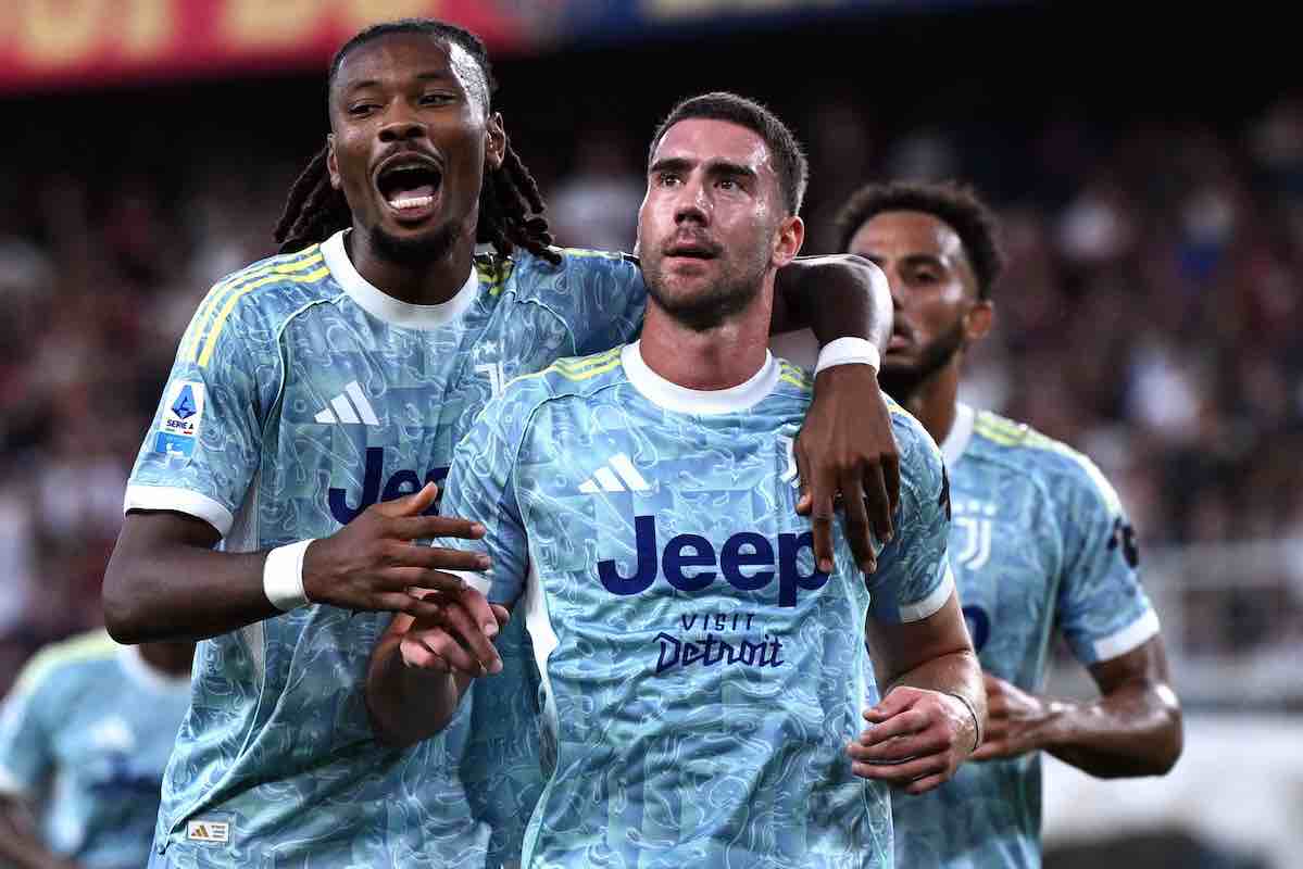 Dusan Vlahovic esulta con Thuram e Kelly dopo la rete al Genoa