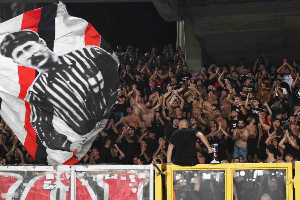 Tifosi rossoneri a via del Mare