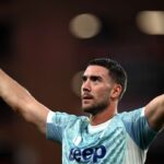 Dusan Vlahovic alza le braccia dopo la rete contro il Genoa