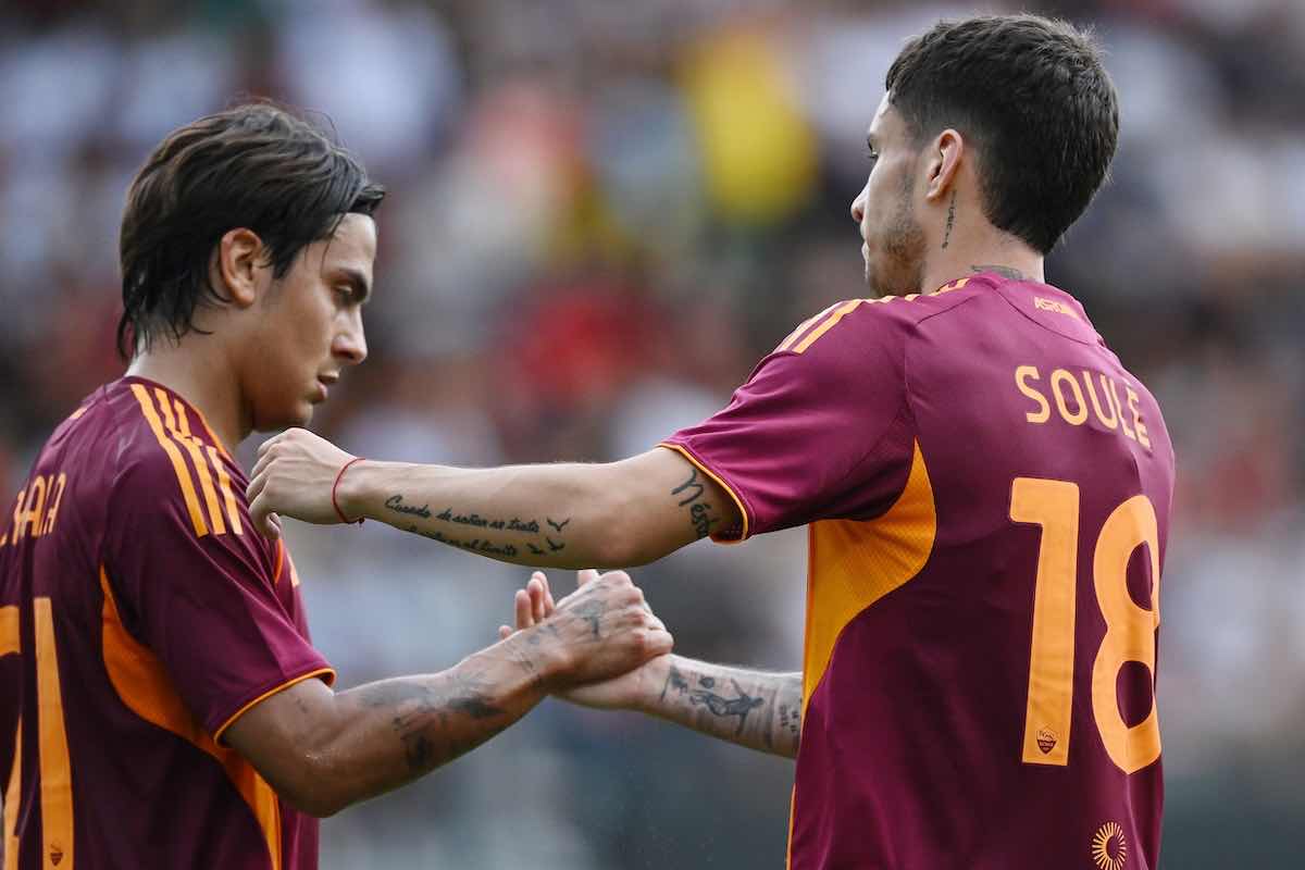 Dybala e Soule con la maglia della Roma