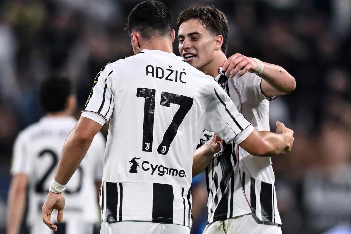 Adzic esulta con Kenan Yildiz nella sfida contro l'Inter