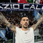 Zaccagni esulta con la sciarpa della Lazio sotto la Curva